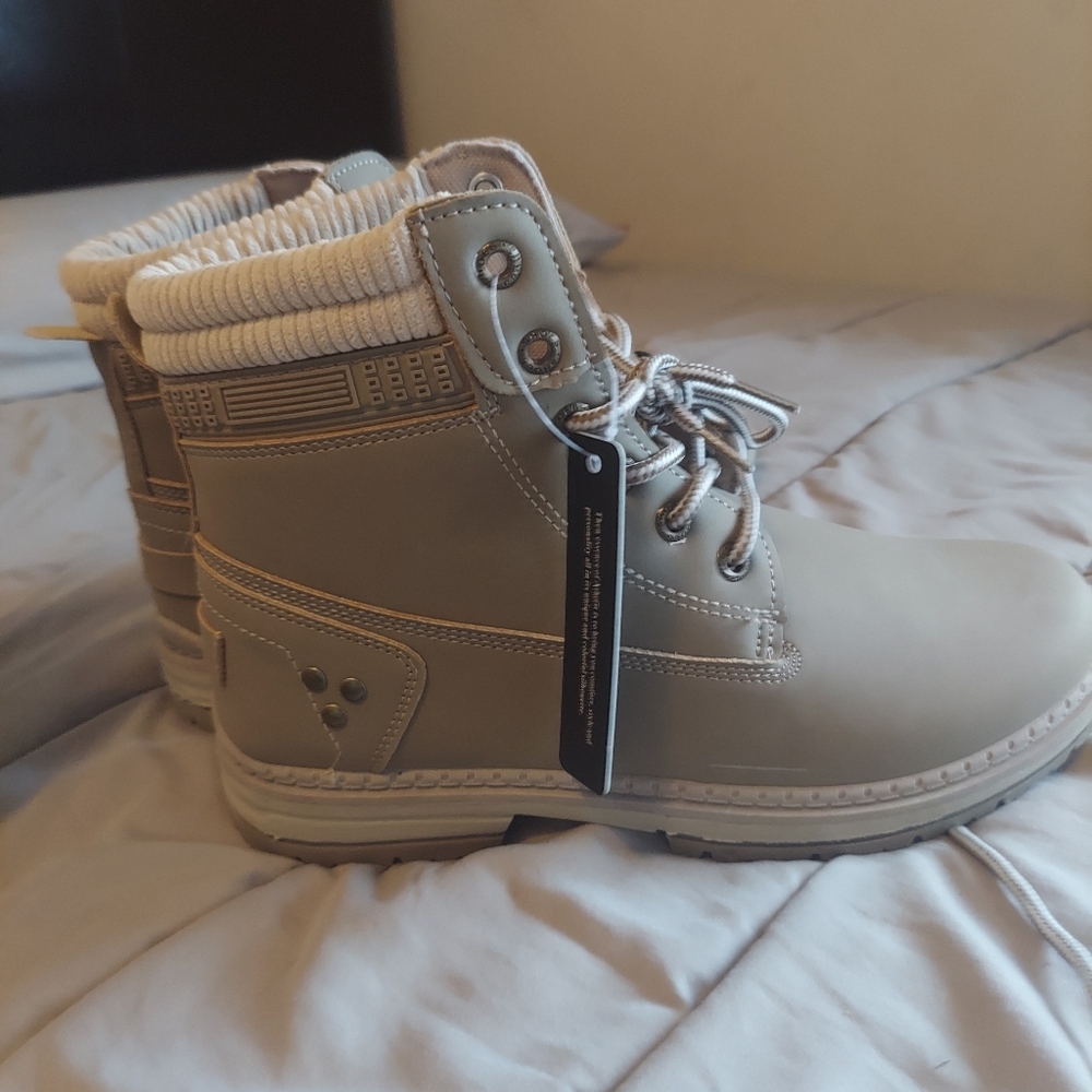 Size 8.5 Boot - Picture 8 of 8